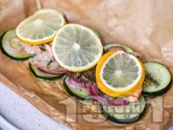 Риба сьомга с тиквички, червен лук, копър и лимон в хартия за печене на фурна - снимка на рецептата